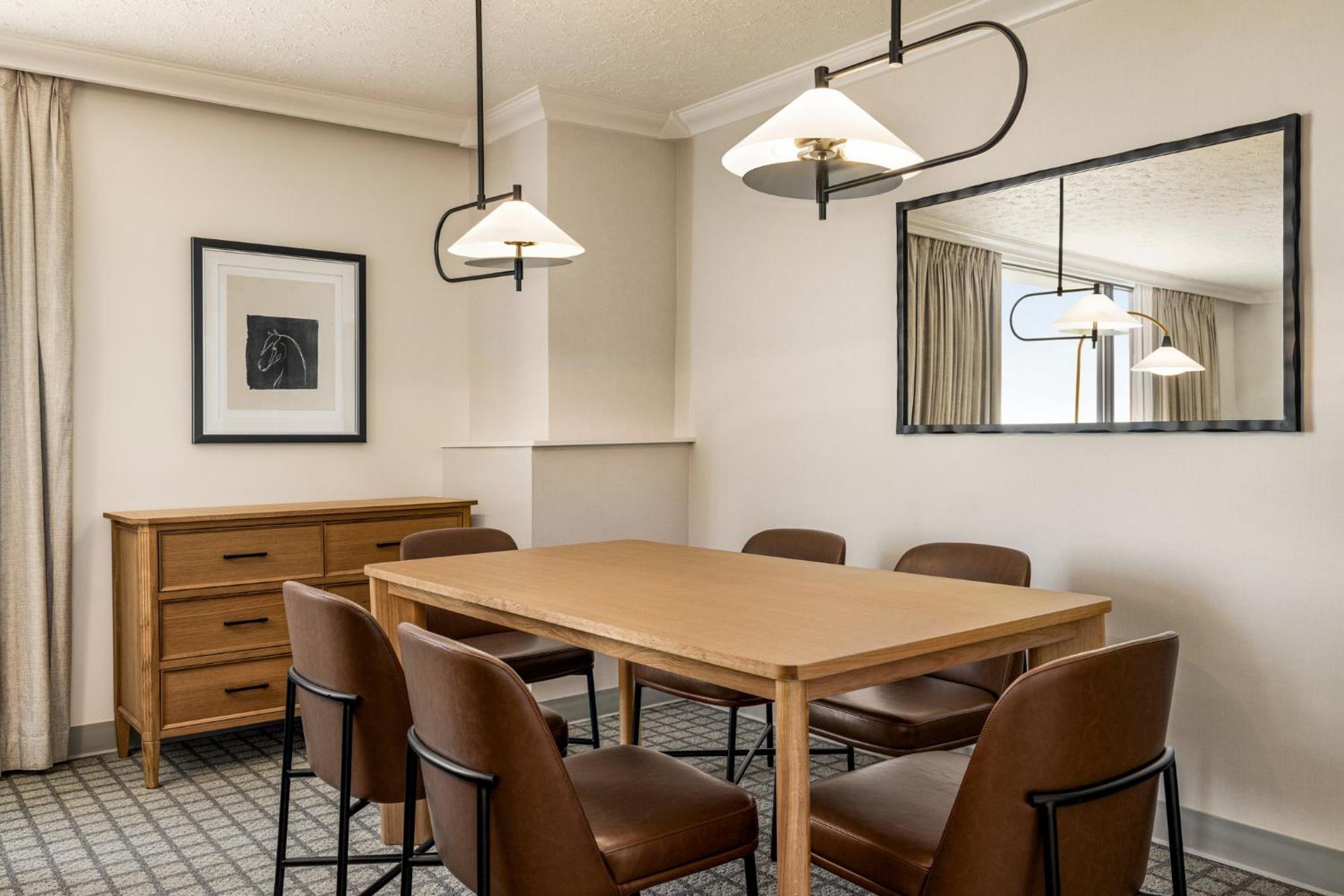 Crowne Plaza Airport Expo Ctr By Ihg 4*