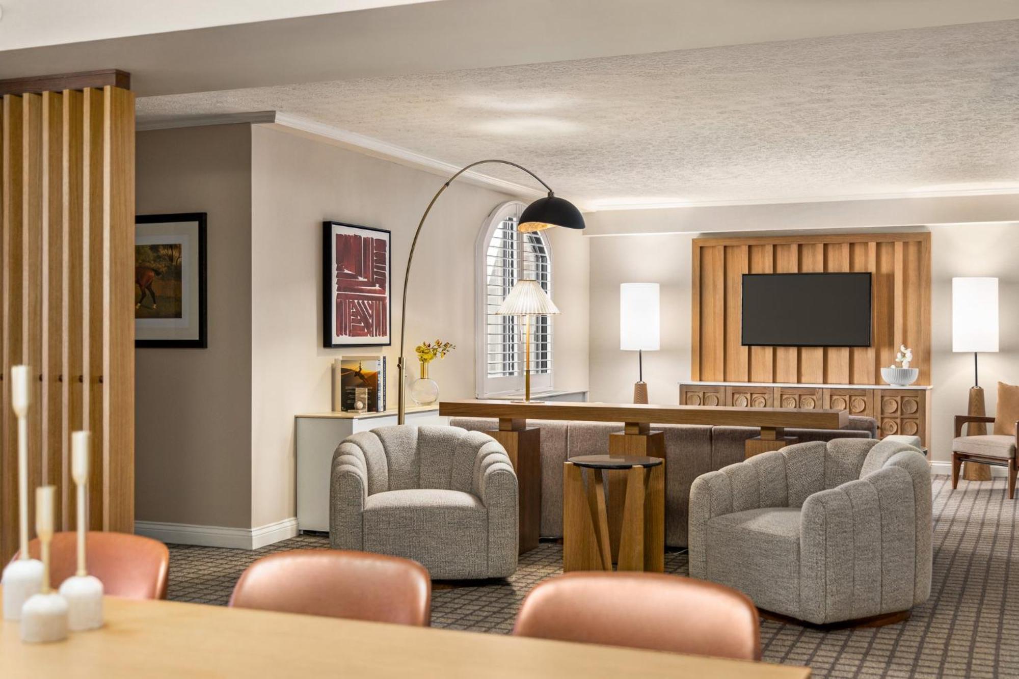 Crowne Plaza Airport Expo Ctr By Ihg 4*