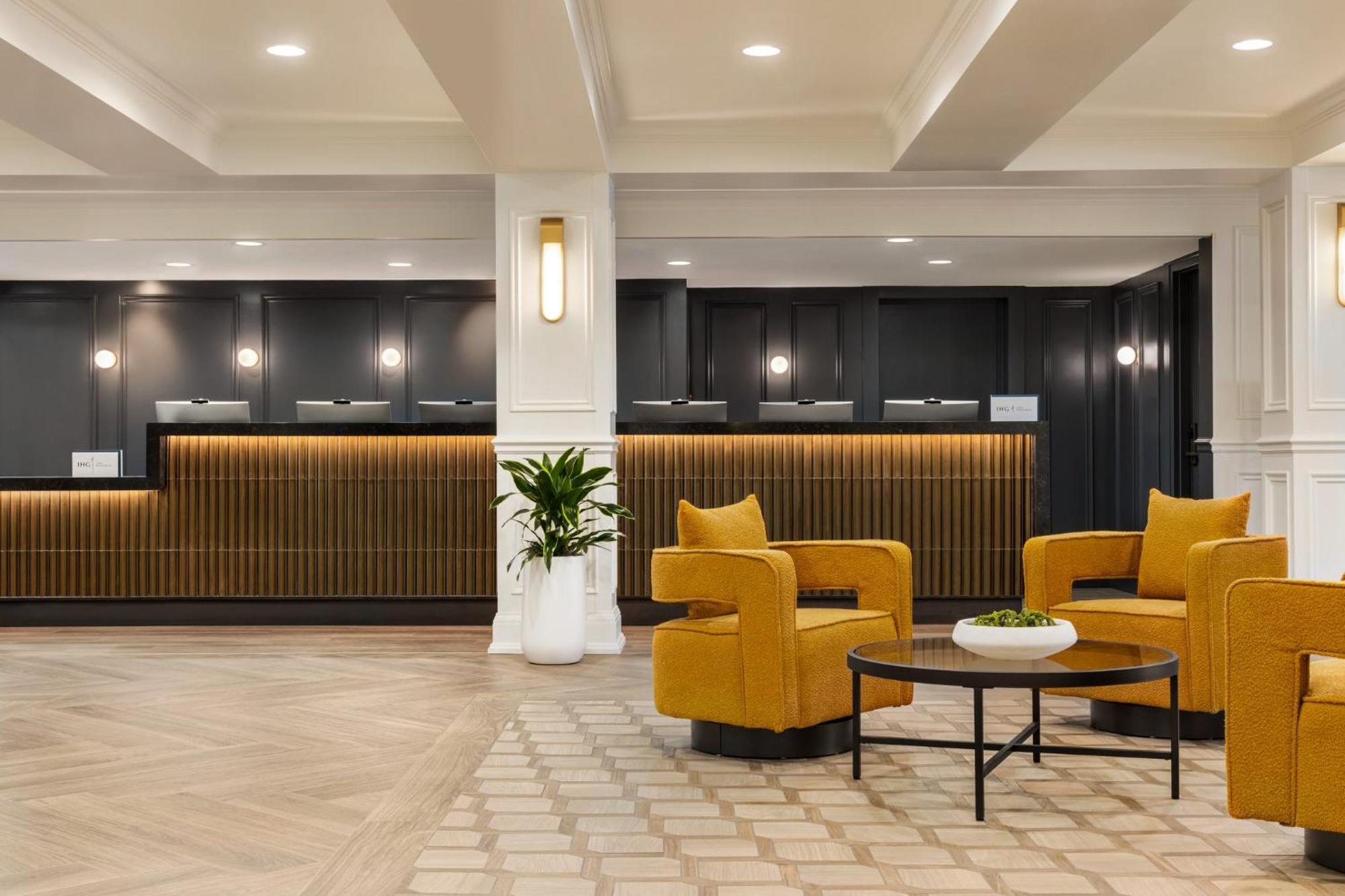 Crowne Plaza Airport Expo Ctr By Ihg Hotel