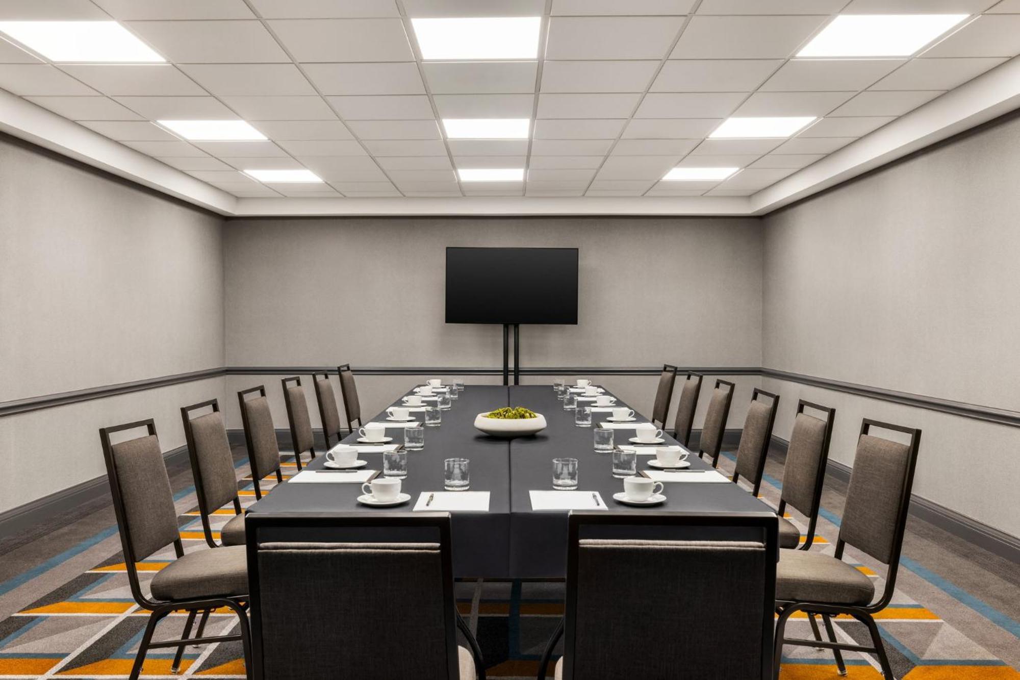 Crowne Plaza Airport Expo Ctr By Ihg Hotel