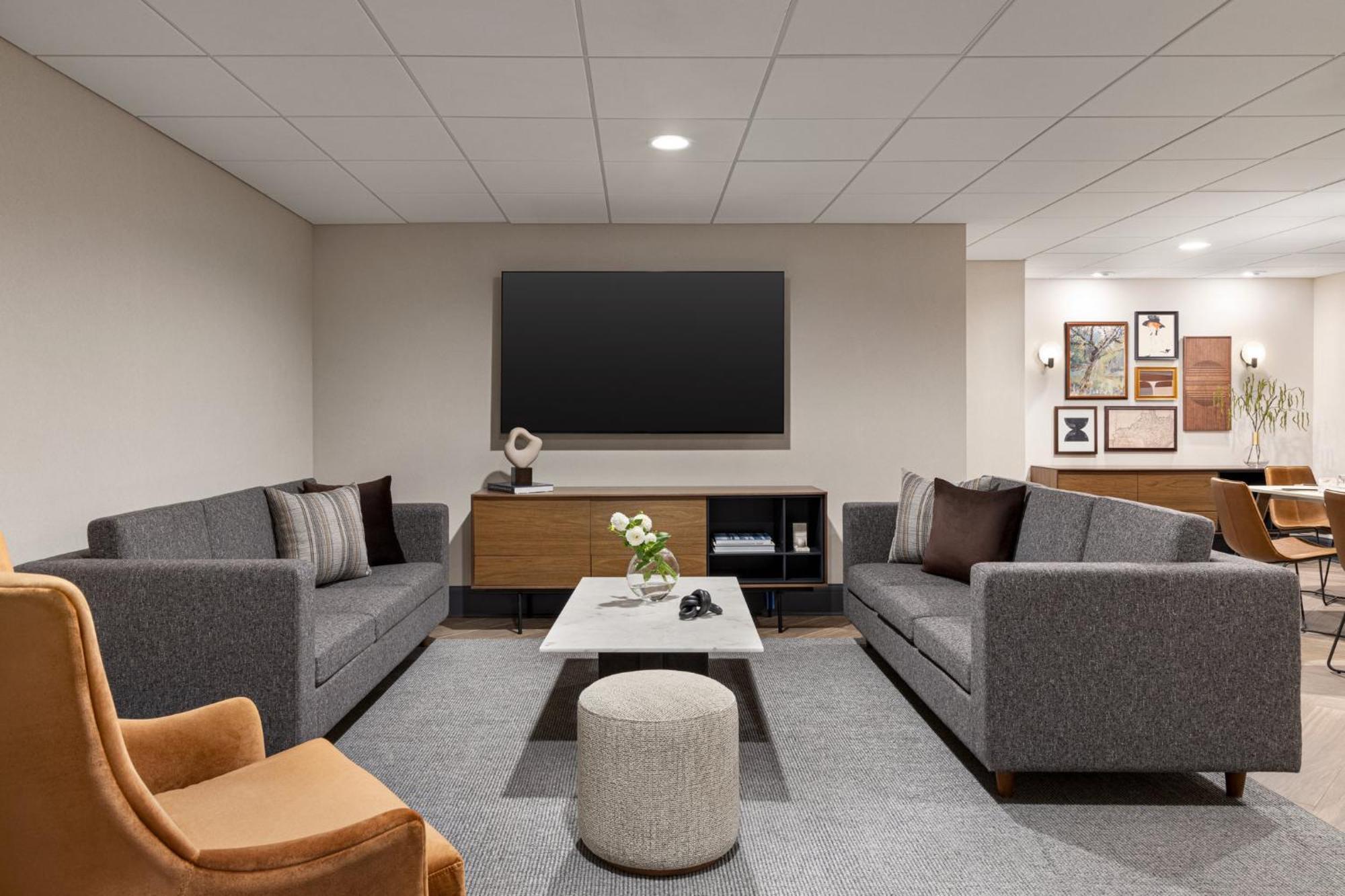 Hotel Crowne Plaza Airport Expo Ctr By Ihg 4*