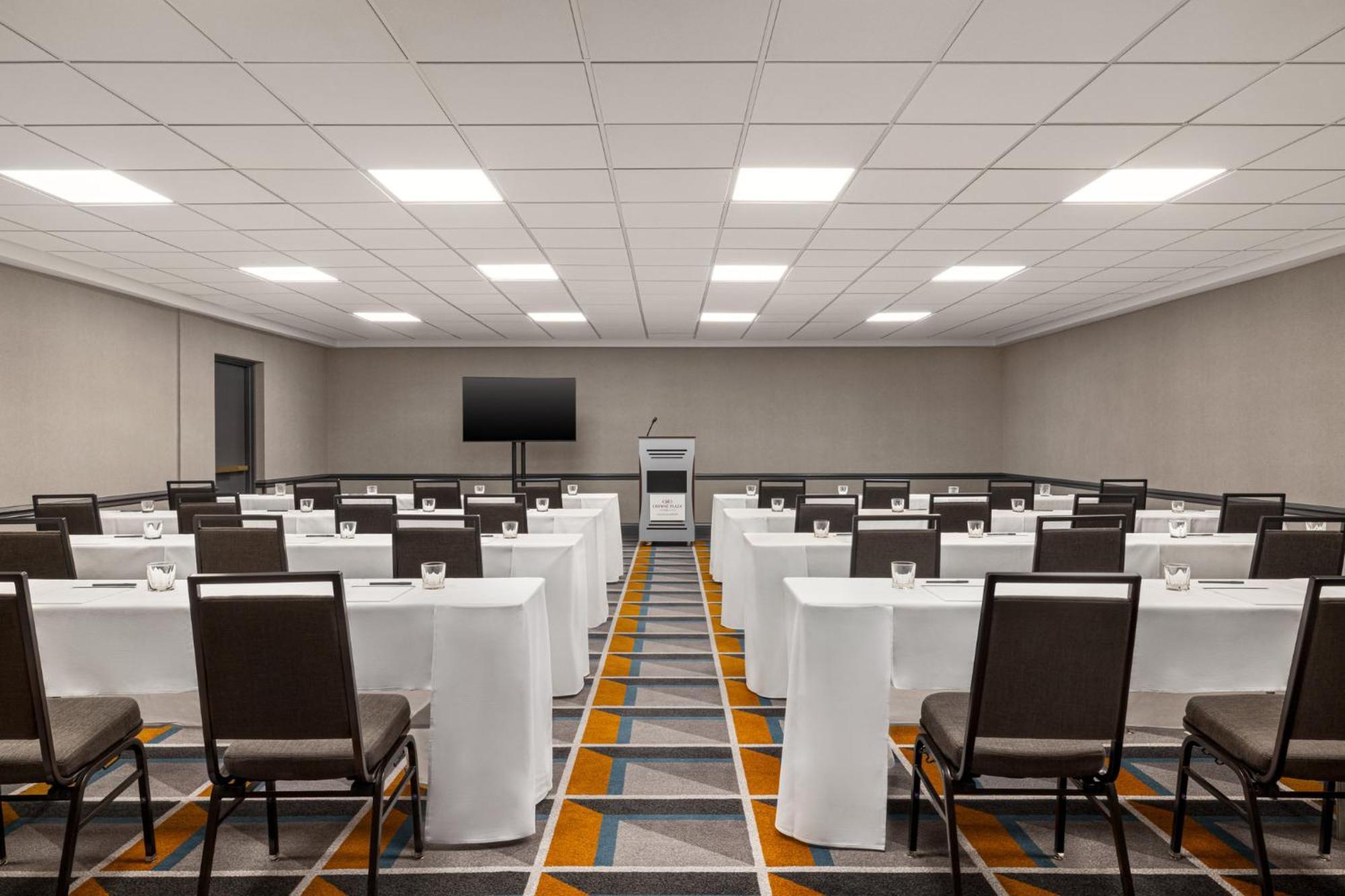 Crowne Plaza Airport Expo Ctr By Ihg 4*