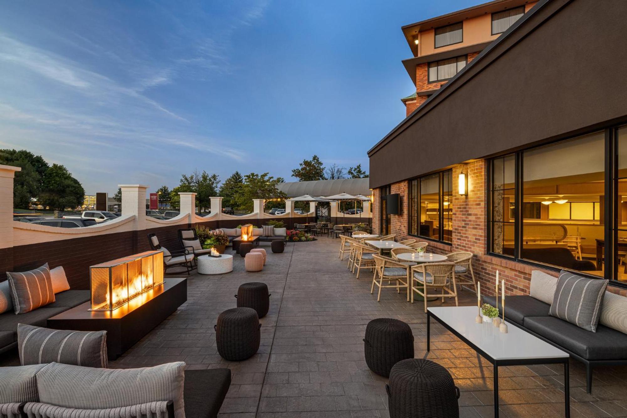 Crowne Plaza Airport Expo Ctr By Ihg Hotel 4*
